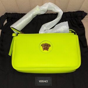 💝 Brand New Versace Acid Lime 🍋‍🟩 Vitello Shoulder Bag Gold Medusa 💝